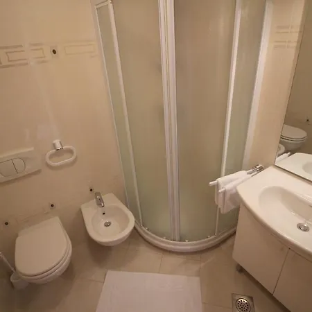 Leticija Near Center *