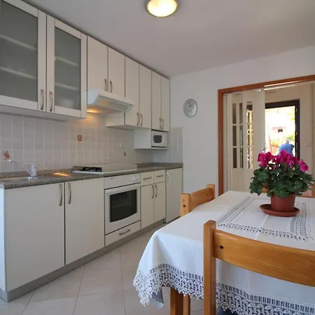 Leticija Near Center