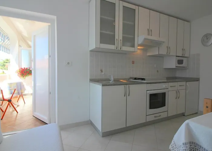 Leticija Near Center *