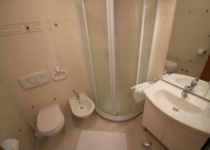 Leticija Near Center *