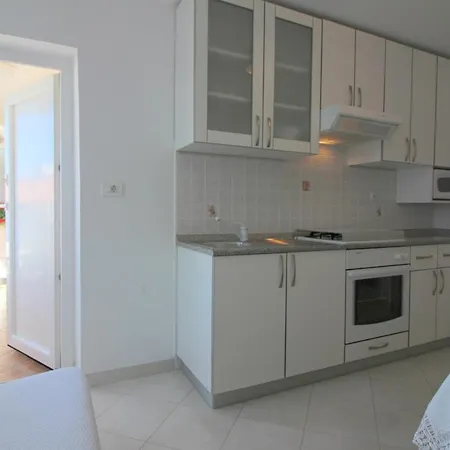 Leticija Near Center *