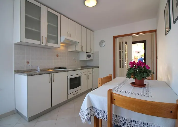 Leticija Near Center